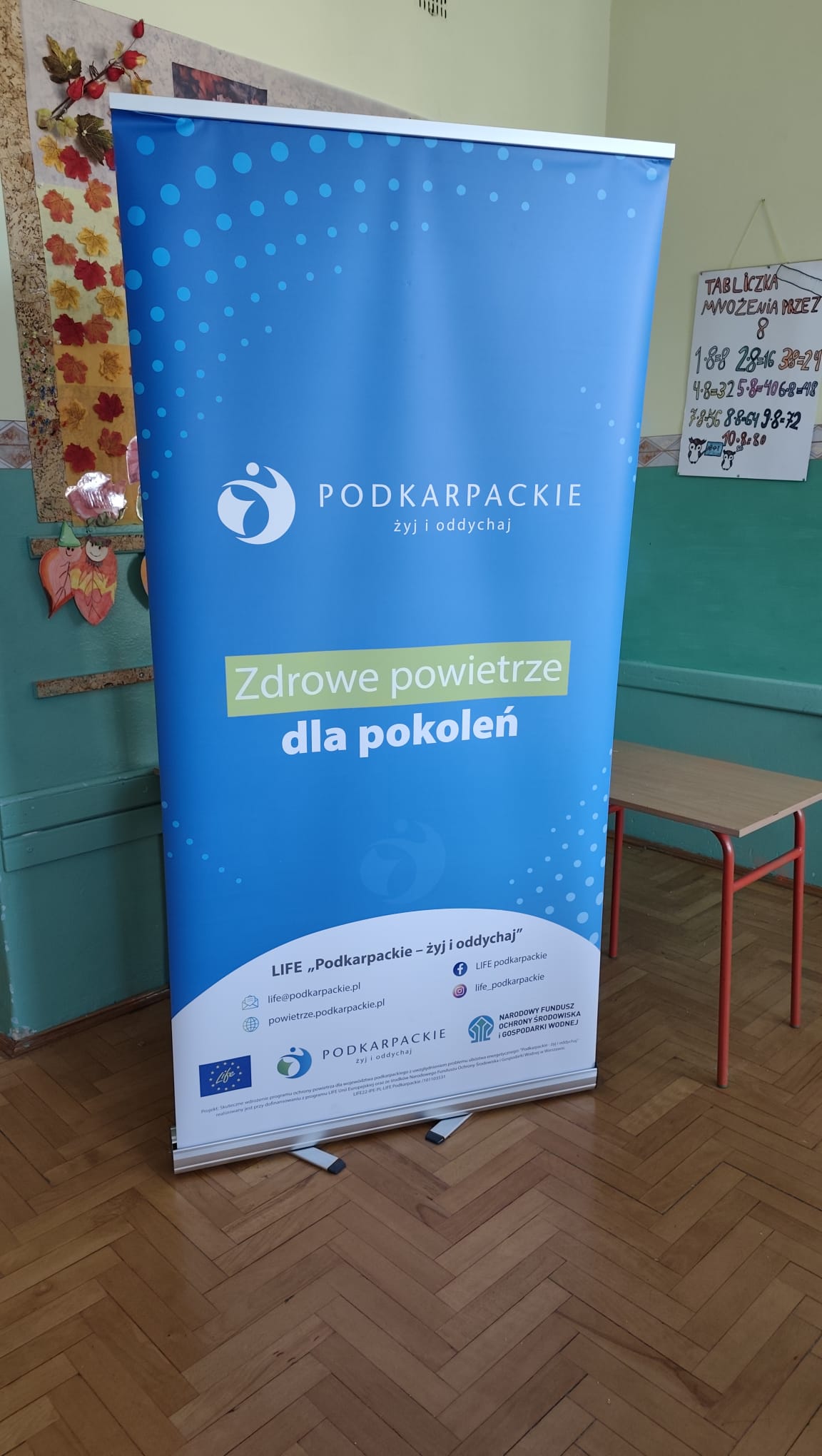 Baner reklamowy z napisem &bdquo;Zdrowe powietrze dla pokoleń&rdquo;. Logo Podkarpackie i LIFE. Informacje o projekcie i finansowaniu.